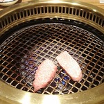 和牛 まつした - ●おまかせコース 8,500円(前菜・和牛ﾚｽﾃｰｷ・上塩ﾀﾝ・ﾈｷﾞ塩ﾀﾝｶﾙﾋﾞ・ｽﾃｰｷｶｯﾄ・焼しゃぶ・焼すき・ﾀﾚ焼・味噌焼比べ・和牛寿司)＋追加単品 ホルモン盛合せ 500円x4=10,500円 2019年02月