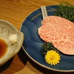 和牛 まつした - ●おまかせコース 8,500円(前菜・和牛ﾚｽﾃｰｷ・上塩ﾀﾝ・ﾈｷﾞ塩ﾀﾝｶﾙﾋﾞ・ｽﾃｰｷｶｯﾄ・焼しゃぶ・焼すき・ﾀﾚ焼・味噌焼比べ・和牛寿司)＋追加単品 ホルモン盛合せ 500円x4=10,500円 2019年02月