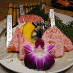 和牛 まつした - ●おまかせコース 8,500円(前菜・和牛ﾚｽﾃｰｷ・上塩ﾀﾝ・ﾈｷﾞ塩ﾀﾝｶﾙﾋﾞ・ｽﾃｰｷｶｯﾄ・焼しゃぶ・焼すき・ﾀﾚ焼・味噌焼比べ・和牛寿司)＋追加単品 ホルモン盛合せ 500円x4=10,500円 2019年02月
