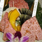 和牛 まつした - ●おまかせコース 8,500円(前菜・和牛ﾚｽﾃｰｷ・上塩ﾀﾝ・ﾈｷﾞ塩ﾀﾝｶﾙﾋﾞ・ｽﾃｰｷｶｯﾄ・焼しゃぶ・焼すき・ﾀﾚ焼・味噌焼比べ・和牛寿司)＋追加単品 ホルモン盛合せ 500円x4=10,500円 2019年02月