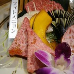 和牛 まつした - ●おまかせコース 8,500円(前菜・和牛ﾚｽﾃｰｷ・上塩ﾀﾝ・ﾈｷﾞ塩ﾀﾝｶﾙﾋﾞ・ｽﾃｰｷｶｯﾄ・焼しゃぶ・焼すき・ﾀﾚ焼・味噌焼比べ・和牛寿司)＋追加単品 ホルモン盛合せ 500円x4=10,500円 2019年02月