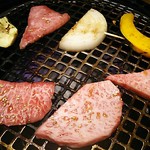 和牛 まつした - ●おまかせコース 8,500円(前菜・和牛ﾚｽﾃｰｷ・上塩ﾀﾝ・ﾈｷﾞ塩ﾀﾝｶﾙﾋﾞ・ｽﾃｰｷｶｯﾄ・焼しゃぶ・焼すき・ﾀﾚ焼・味噌焼比べ・和牛寿司)＋追加単品 ホルモン盛合せ 500円x4=10,500円 2019年02月