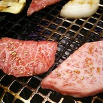 和牛 まつした - ●おまかせコース 8,500円(前菜・和牛ﾚｽﾃｰｷ・上塩ﾀﾝ・ﾈｷﾞ塩ﾀﾝｶﾙﾋﾞ・ｽﾃｰｷｶｯﾄ・焼しゃぶ・焼すき・ﾀﾚ焼・味噌焼比べ・和牛寿司)＋追加単品 ホルモン盛合せ 500円x4=10,500円 2019年02月