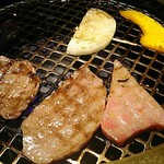 和牛 まつした - ●おまかせコース 8,500円(前菜・和牛ﾚｽﾃｰｷ・上塩ﾀﾝ・ﾈｷﾞ塩ﾀﾝｶﾙﾋﾞ・ｽﾃｰｷｶｯﾄ・焼しゃぶ・焼すき・ﾀﾚ焼・味噌焼比べ・和牛寿司)＋追加単品 ホルモン盛合せ 500円x4=10,500円 2019年02月