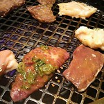 和牛 まつした - ●おまかせコース 8,500円(前菜・和牛ﾚｽﾃｰｷ・上塩ﾀﾝ・ﾈｷﾞ塩ﾀﾝｶﾙﾋﾞ・ｽﾃｰｷｶｯﾄ・焼しゃぶ・焼すき・ﾀﾚ焼・味噌焼比べ・和牛寿司)＋追加単品 ホルモン盛合せ 500円x4=10,500円 2019年02月