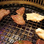 和牛 まつした - ●おまかせコース 8,500円(前菜・和牛ﾚｽﾃｰｷ・上塩ﾀﾝ・ﾈｷﾞ塩ﾀﾝｶﾙﾋﾞ・ｽﾃｰｷｶｯﾄ・焼しゃぶ・焼すき・ﾀﾚ焼・味噌焼比べ・和牛寿司)＋追加単品 ホルモン盛合せ 500円x4=10,500円 2019年02月