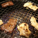 和牛 まつした - ●おまかせコース 8,500円(前菜・和牛ﾚｽﾃｰｷ・上塩ﾀﾝ・ﾈｷﾞ塩ﾀﾝｶﾙﾋﾞ・ｽﾃｰｷｶｯﾄ・焼しゃぶ・焼すき・ﾀﾚ焼・味噌焼比べ・和牛寿司)＋追加単品 ホルモン盛合せ 500円x4=10,500円 2019年02月