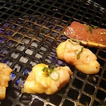 和牛 まつした - ●おまかせコース 8,500円(前菜・和牛ﾚｽﾃｰｷ・上塩ﾀﾝ・ﾈｷﾞ塩ﾀﾝｶﾙﾋﾞ・ｽﾃｰｷｶｯﾄ・焼しゃぶ・焼すき・ﾀﾚ焼・味噌焼比べ・和牛寿司)＋追加単品 ホルモン盛合せ 500円x4=10,500円 2019年02月
