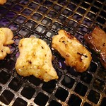 和牛 まつした - ●おまかせコース 8,500円(前菜・和牛ﾚｽﾃｰｷ・上塩ﾀﾝ・ﾈｷﾞ塩ﾀﾝｶﾙﾋﾞ・ｽﾃｰｷｶｯﾄ・焼しゃぶ・焼すき・ﾀﾚ焼・味噌焼比べ・和牛寿司)＋追加単品 ホルモン盛合せ 500円x4=10,500円 2019年02月