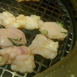 和牛 まつした - ●おまかせコース 8,500円(前菜・和牛ﾚｽﾃｰｷ・上塩ﾀﾝ・ﾈｷﾞ塩ﾀﾝｶﾙﾋﾞ・ｽﾃｰｷｶｯﾄ・焼しゃぶ・焼すき・ﾀﾚ焼・味噌焼比べ・和牛寿司)＋追加単品 ホルモン盛合せ 500円x4=10,500円 2019年02月