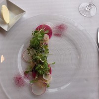 レ セゾン - ホタテと食用花と紅芯大根のサラダ