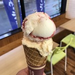 トリノ - 料理写真:ワッフルコーン ダブル 下:きな粉もち、上:苺ミルフィーユ