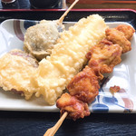 丸池製麺所 - 天ぷら(いか、さつま芋、椎茸)、鳥唐揚げ串
