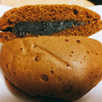 出川屋 - 黒糖どら焼き  断面