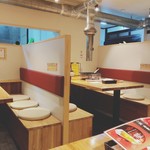 縁 - 明るく清潔な店内