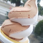 田口乳業 工場直売店 - ソフトクリーム60円 シュークリーム70円