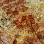 ドミノピザ - 生地は割と薄め。味濃い。うまい！