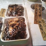 魚仁 - 牛もつ煮込みも購入(∩´∀`∩)
      コリコリした部分が入っているので父が食べれない…私が貰って柔らかい所だけあげました