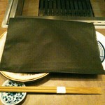 肉ト小料理 馴れうし - 紙エプロンは黒。