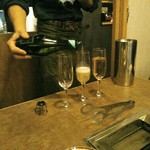 肉ト小料理 馴れうし - まずはスパークリングワインで。バルディビエリブリュットハーフサイズ１５００円(税別)。