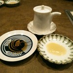 肉ト小料理 馴れうし - 美味しい自家製特製のお出汁醤油とやはり自家製の柚子だれ。