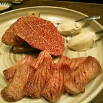 肉ト小料理 馴れうし - 手前に黒毛和牛の厚切りタン元、奥に100g超のステーキカットのシャトーブリアン(単品なら税別９５００円)が２枚４人分。スプーンの上にはホイップバターっぽくもある何かの香草が入ったフレンチマスタード。