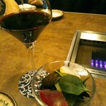 肉ト小料理 馴れうし - グールガゾーカベルネソーヴィニヨン(仏)は６８０円税別。油をいっさい使わない馴れうしのサラダはベビーリーフ、紅芯大根、カラスミパウダー。