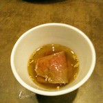 肉ト小料理 馴れうし - 割と塩気のある温かいお出汁に浸けて頂きます。