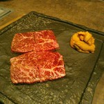 肉ト小料理 馴れうし - うちもも  ウニは３，４切れずつ。これだけ赤身っぽい味わいで、この夜のレバーを除いたお肉の中で一番弾力があった。といっても依然柔らかいけど。