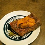 肉ト小料理 馴れうし - 焼き上がりにウニを３，４切れのせます。