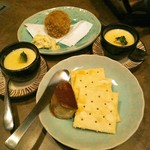 肉ト小料理 馴れうし - 絶品レバーのフランはクラッカーにのせて。牛だしとモッツァレラチーズの茶碗蒸し、和牛クリームコロッケ タルタルソース。４人で３種類全て頼み、それぞれを味見しました。