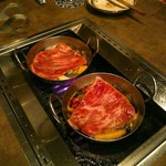 肉ト小料理 馴れうし - 甘じょっぱい割下の中にはトマト、リンゴ、パクチー、エリンギ、玉葱。