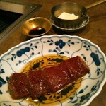 肉ト小料理 馴れうし - ラストは厚焼きレバー。ホルモンも選べます。これはみな同じものを選ぶ。