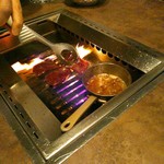 肉ト小料理 馴れうし - レバーを焼くのと同時に小さなフライパンみたいなのでバターと醤油も熱する。