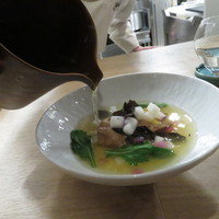 Fine bouche - シェフが蕪のスープを注いで完成♪