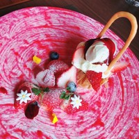 KOST - いちごのパリパリタルト、焼きバナナアイス