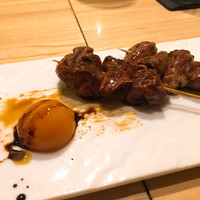 瀧口 - レバー(左)とハツ(右)のタレ焼き。
                    たまり醤油漬けの卵と一緒にいただきます。