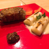 瀧口 - 鶏つくねの中にゴボウが入っており食感も楽しめます。白アスパラガスも柔らかくて美味しい。