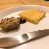 瀧口 - 白レバーのパテと自家製ブリオッシュ(ブルーベリージャムが添えられていました)