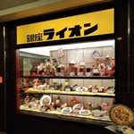 Ginza Raion - [メニュー] お店 玄関横 お料理サンプルケース 全景♪ｗ