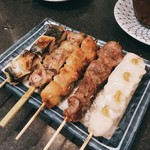 MARUTA - 左から サバ塩(150円)、さえずり、ぼんじり(各130円)、砂肝(100円)、ささみわさび(130円)