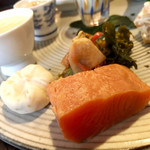 季より - お饅頭の様な ユリ根の茶巾 ♪   肉厚な 鮭の燻製 ♪
