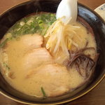 麺亭 - 「博多とんこつラーメン」５００円 ﾄｯﾋﾟﾝｸﾞの乗せ方が丁寧で好感持てる