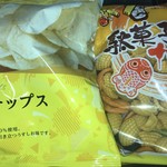 ミニストップ - ポテトチップス 108円   駄菓子屋さんのカレー 108円