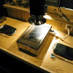 肉ト小料理 馴れうし - 僕らは６人が定員の個室でしたが、２人用カウンター席はこんな感じ。個室使用料２０００円は確か４人以上でコースの利用の場合はかからない。