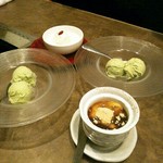 肉ト小料理 馴れうし - 食後のデザートはそれぞれ選べます。きな粉と黒蜜のパンナコッタ、この日のアイスはピスタチオのアイス、そして、ココナッツアイス入り杏仁豆腐。それぞれ味見して、パンナコッタが好評でした。