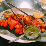 カイバル - チキンティッカ  赤いのは普通、黄色っぽいのはアフガン