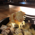チーズ料理×ワインブッフェ シャンブレ - インスタ映え！とろ〜りラクレットチーズ