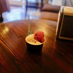 ジェラテリア アクオリーナ - パネトーネのジェラート クロッカンテ・トターレ イチゴ &  ランブルスコの3種盛り（670円）税込