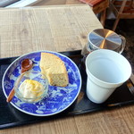 新宿ダイアログ - オーガニックほうじ茶500円、すごいシフォンケーキ500円